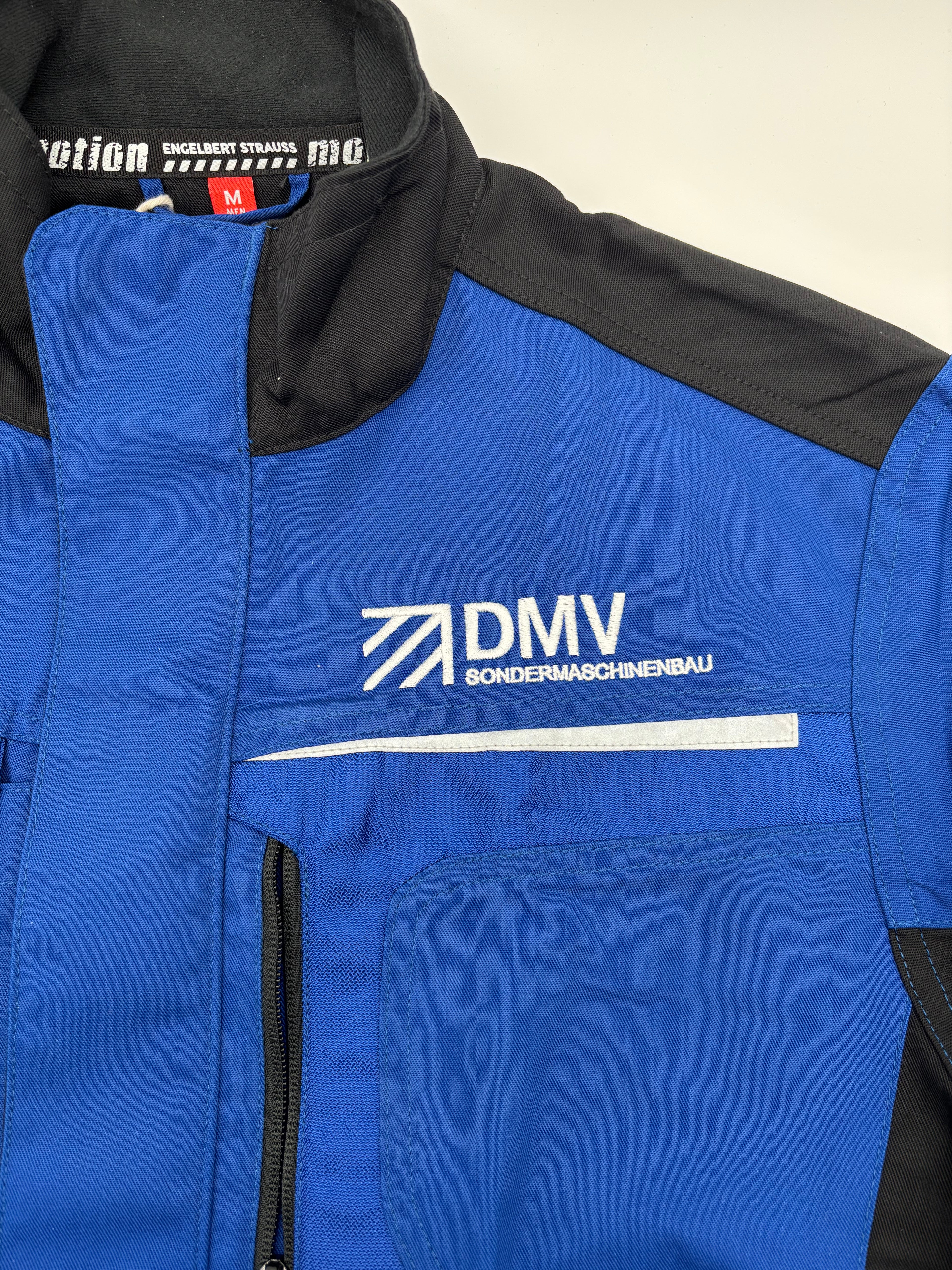 Referenzen: Bestickte Arbeitsjacke mit Logo für DMV Sondermaschinenbau in Bad Arolsen