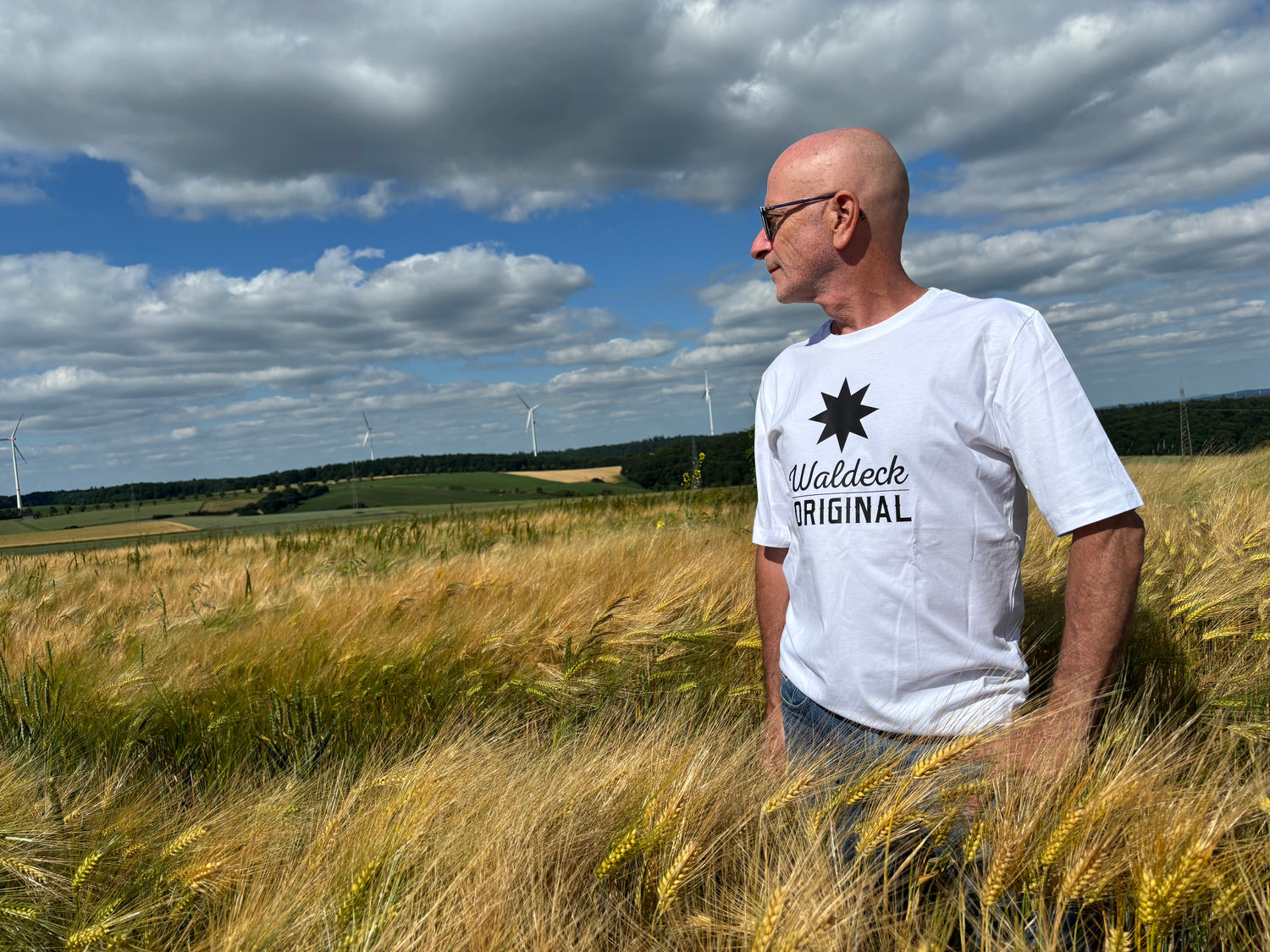 Inhaber eines regionalen Textildruckbetriebs aus Bad Arolsen in der Landschaft von Waldeck