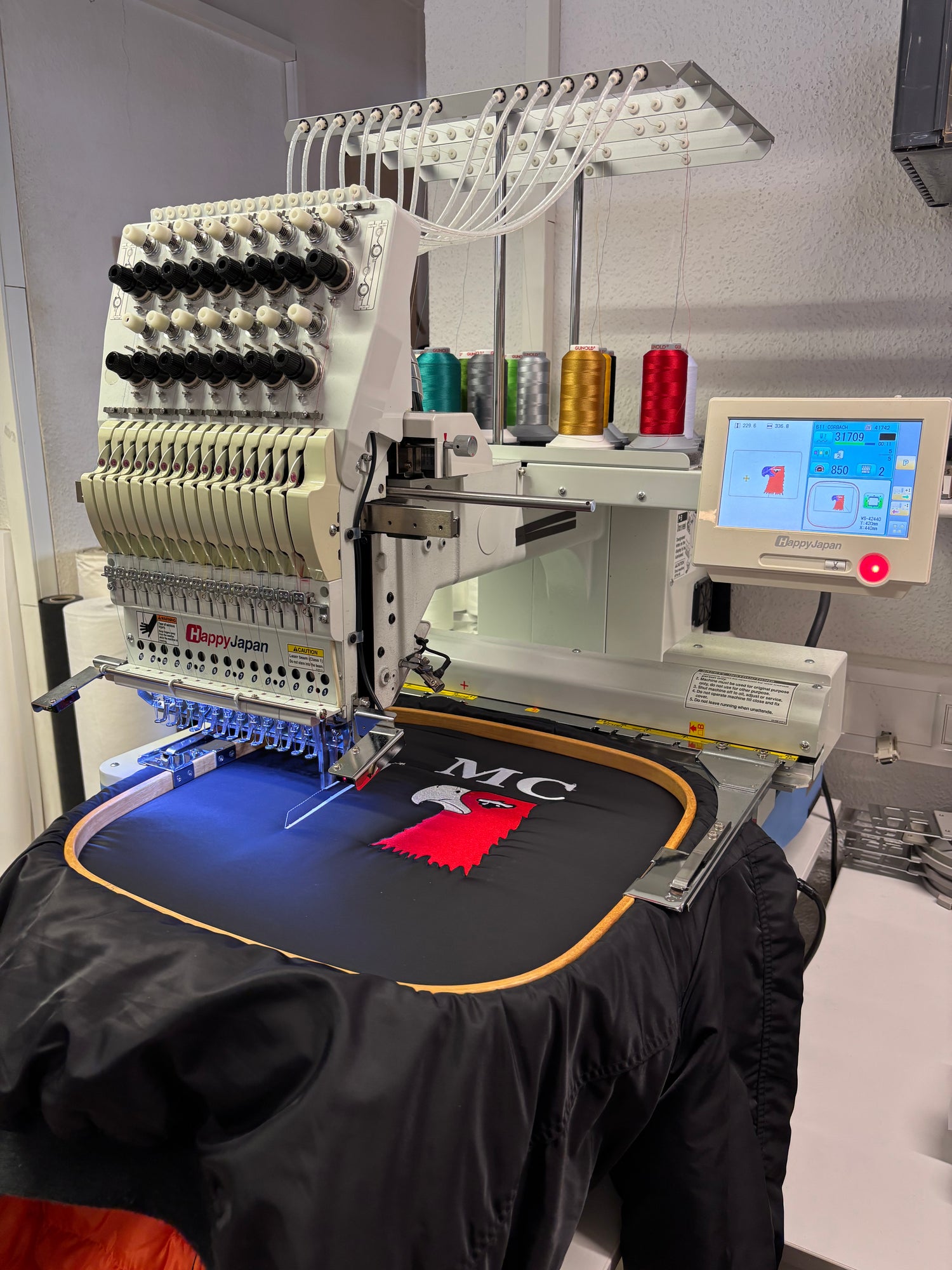 Industrielle Stickmaschine für großformatige Stickerei bis 40 cm Breite