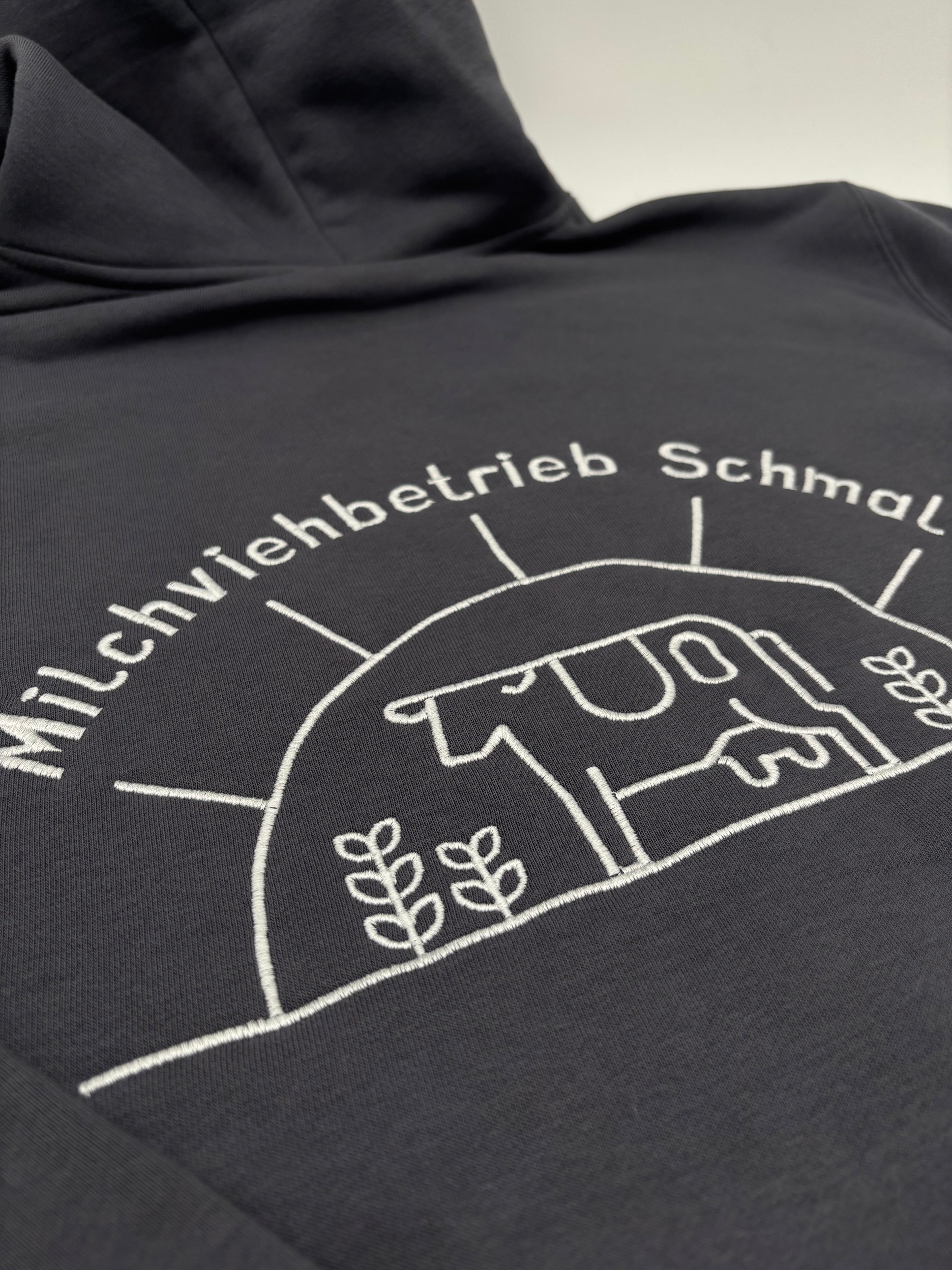 Referenzen: Bestickte Arbeitskleidung mit Logo für Milchviehbetrieb Schmal in Sachsenhausen