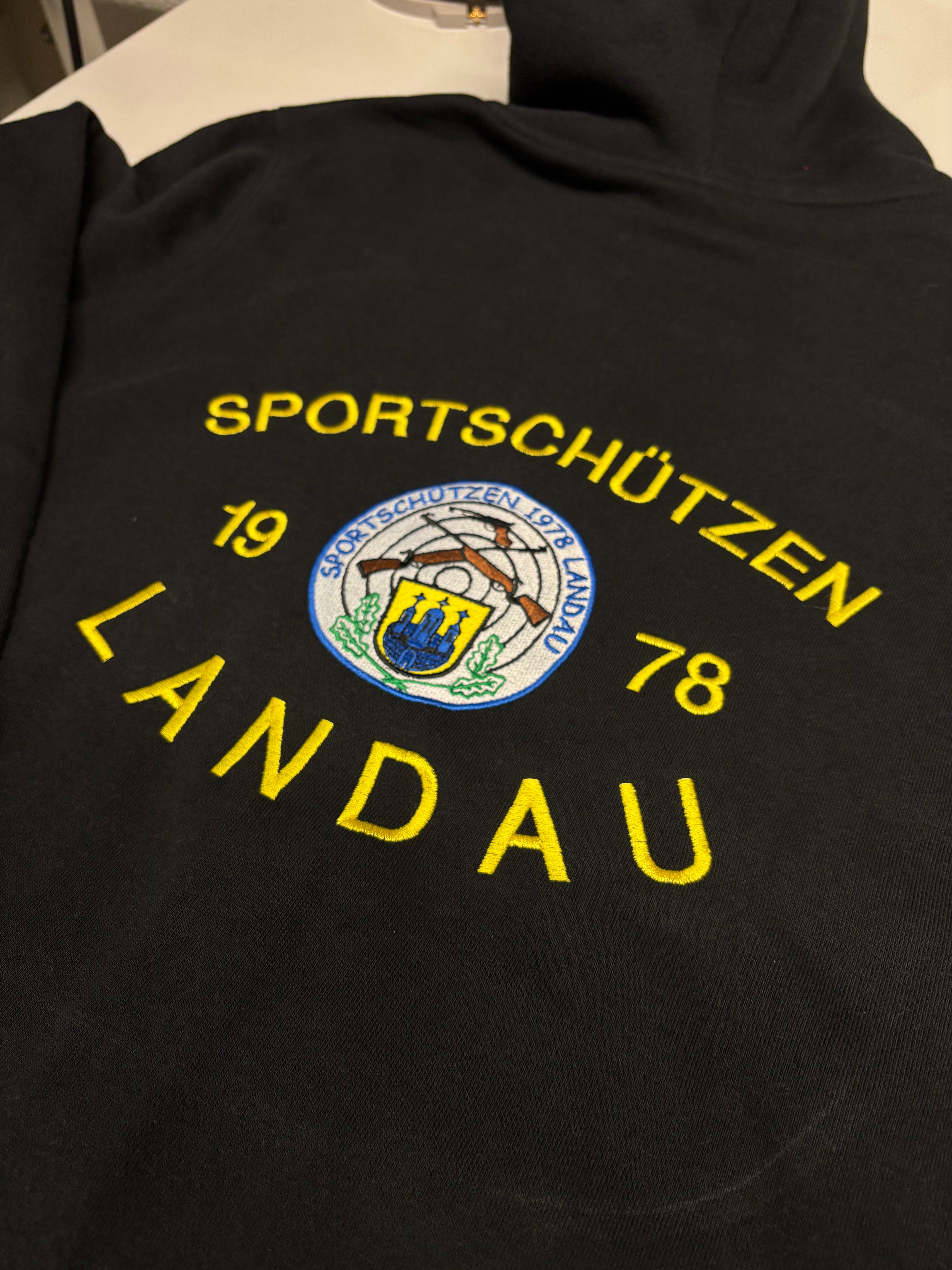 Referenzen: Bestickte Jacke mit Logo für Sportschützen Landau