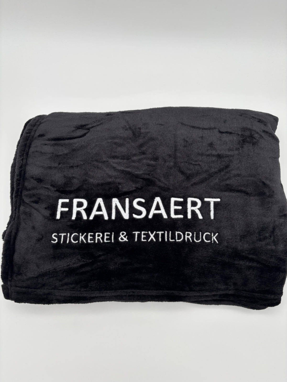 Schwarze Daiber JN1907 XL-Fleecedecke mit weißem Fransaert Logostick – echtes Muster