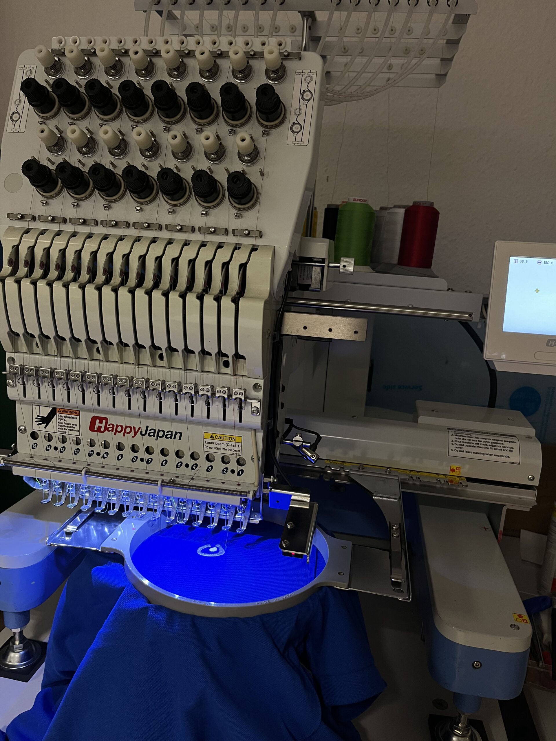 Moderne Stickmaschine produziert bestickte Textilien für Kundenauftrag – direkt vor Ort in Bad Arolsen