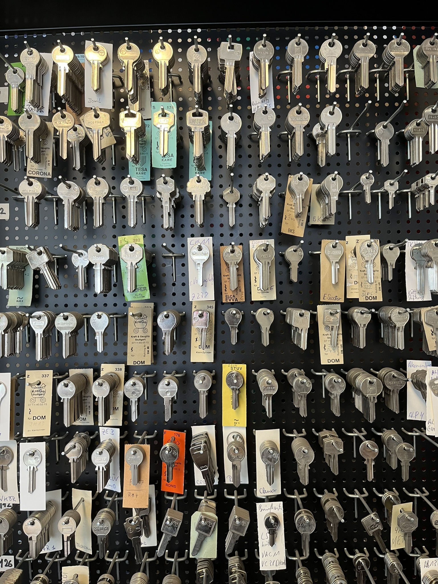 Große Auswahl an Schlüsseln an der Wand – Symbol für professionellen Schlüssel- und Schlosserdienst