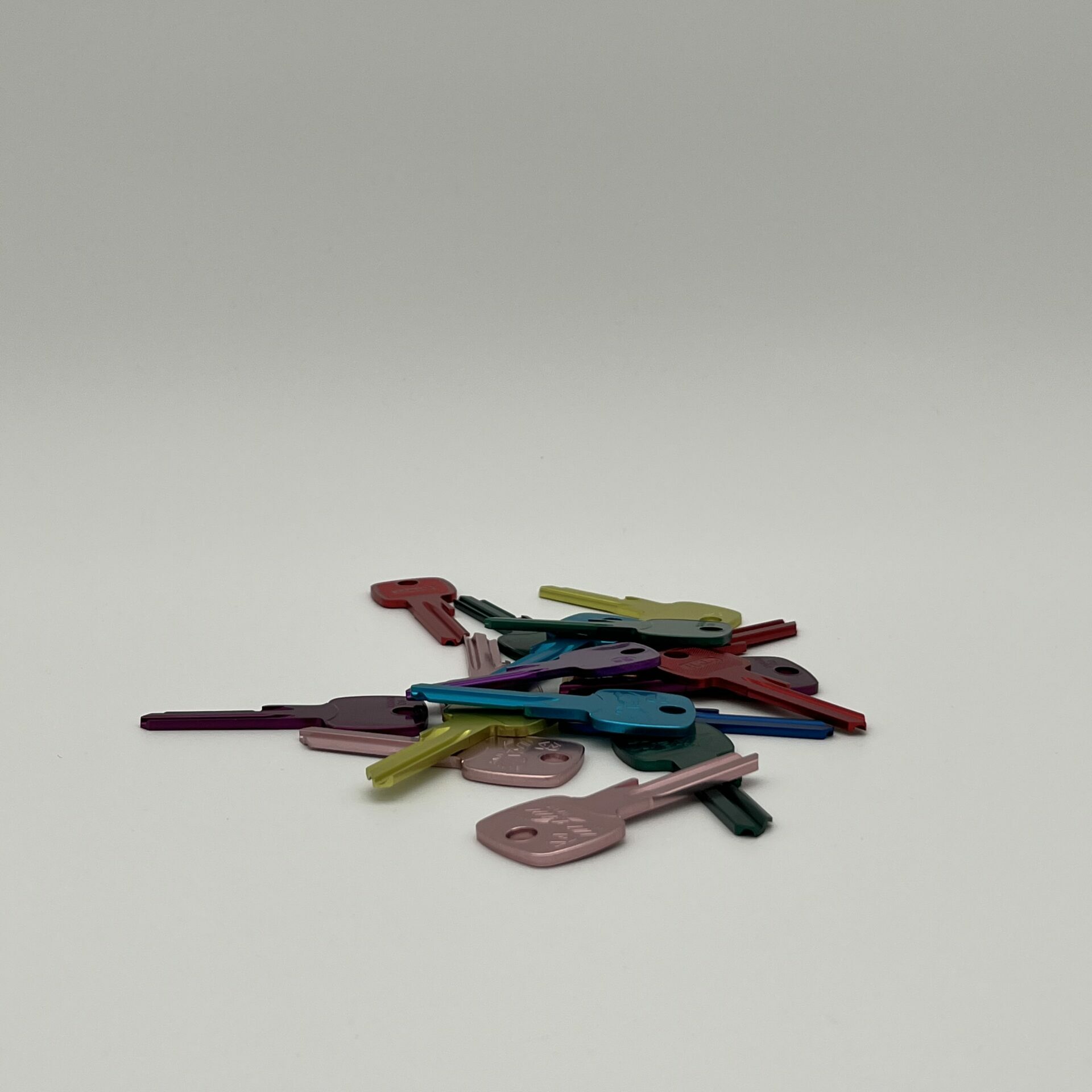 Verschiedenfarbige Schlüssel aus Metall, nebeneinander angeordnet – ideal zur einfachen Unterscheidung im Alltag.