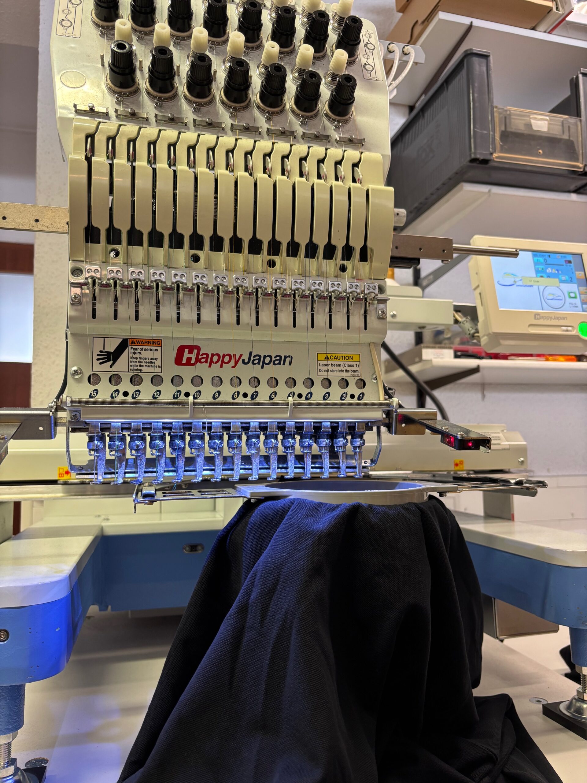 Stickmaschine bei der Firma Fransaert in Bad Arolse. Hier wird Arbeitskleidung mit FIrmenlogos bestickt.
